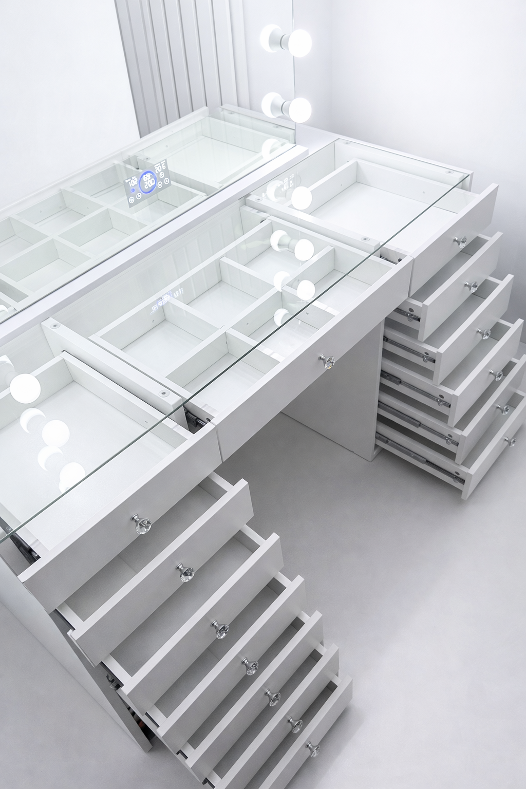 Coiffeuse Vanity 13 Tiroirs avec Plateau en Verre – Design Luxe – Maison Chanel Paris