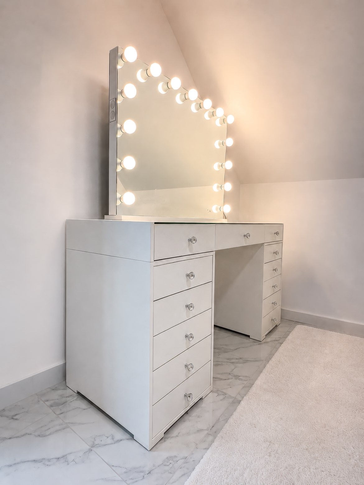 Coiffeuse Vanity avec Miroir LED Bluetooth – 13 Tiroirs, 15 Ampoules, Prise USB | Table de Maquillage Moderne