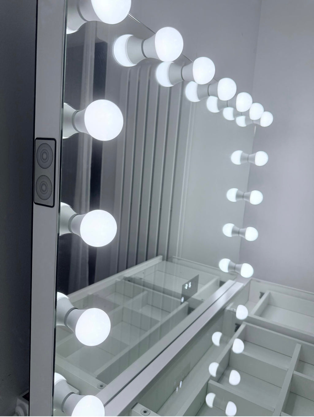 Miroir LED Bluetooth 15 Ampoules - Eclairage Réglable - Maison Chanel Paris