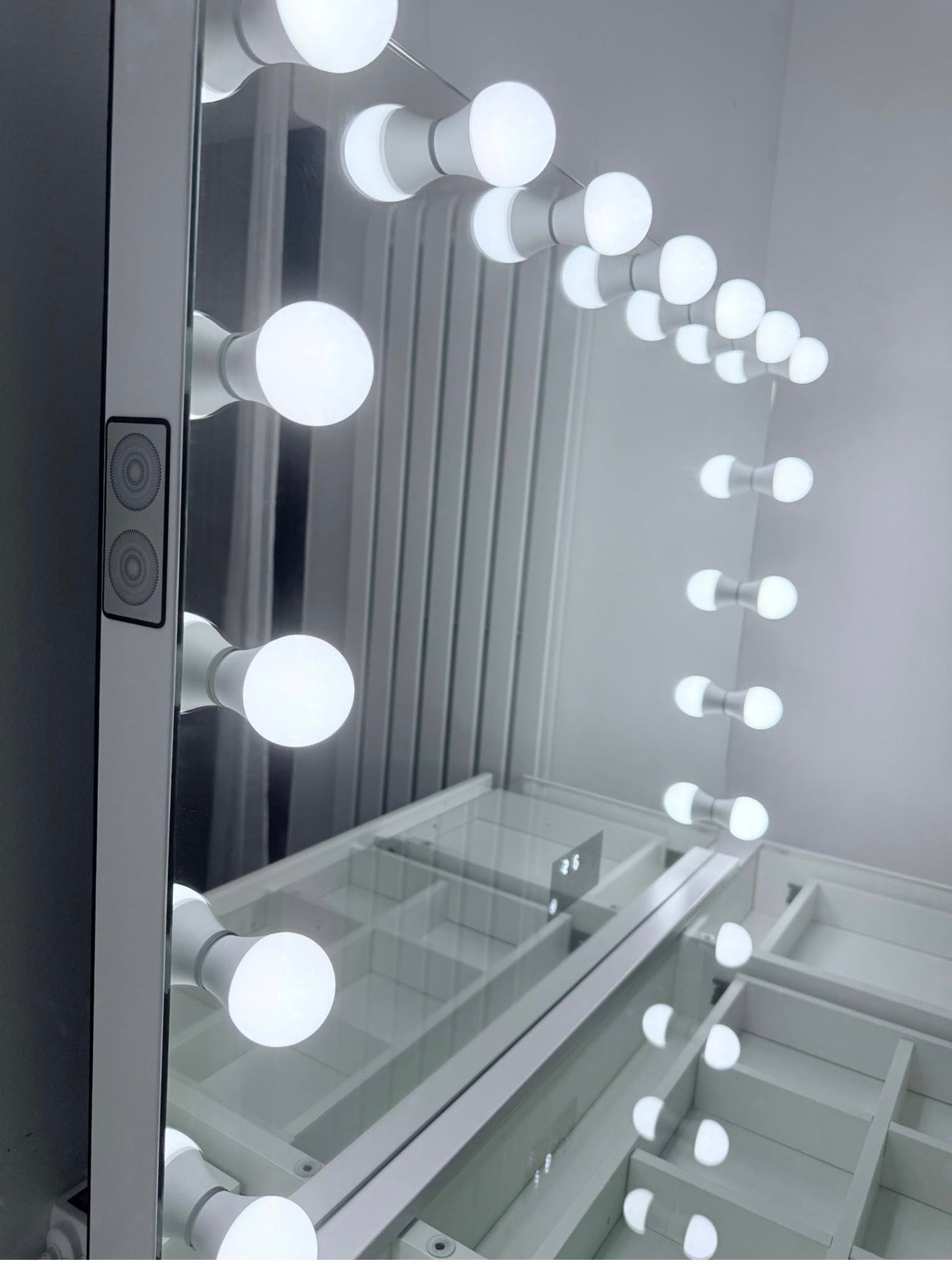Miroir LED Bluetooth 15 Ampoules - Eclairage Réglable - Maison Chanel Paris